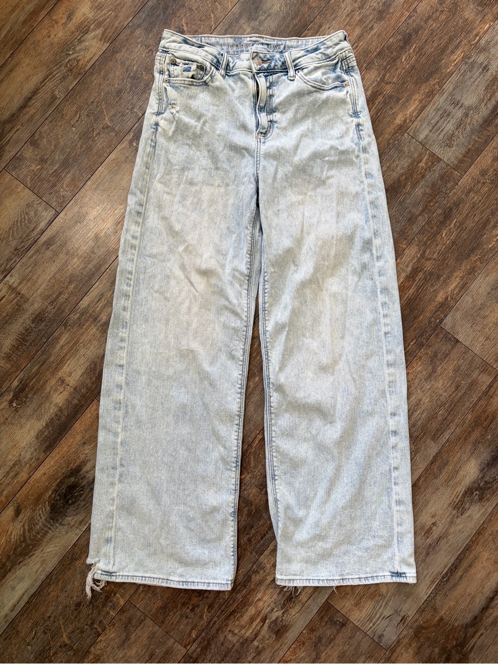 American Eagle light-wash super high-rise baggy wide-leg jeans Sz 4
